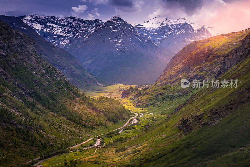 田园诗般的高山景观与河流在春天在瓦诺瓦兹，附近的波尼瓦尔-sur- arc -法国阿尔卑斯山